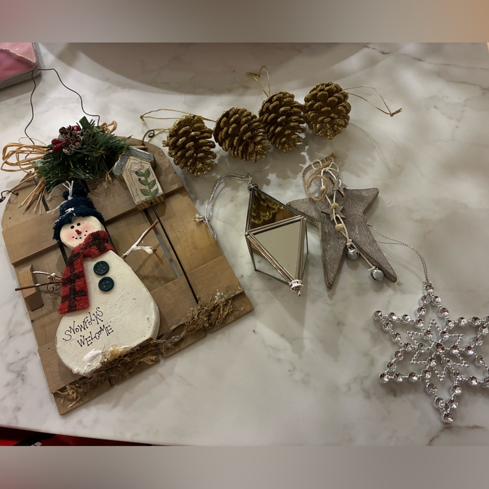 Festive Snowman sign and 7 ornaments Holiday Decor Set. Cute assortment in VGUC